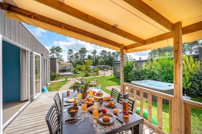 terrasse semi-couverte avec spa