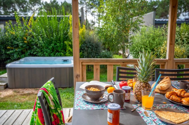 petit dej en terrasse face au spa