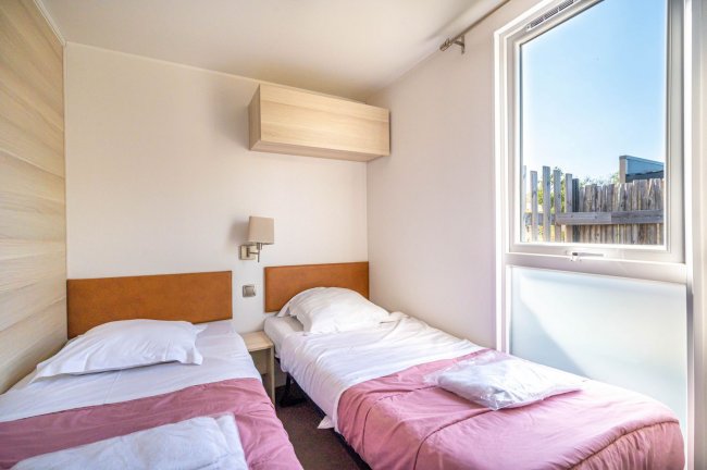 chambre avec les lits faits
