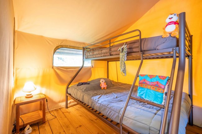 Chambre avec lit superposé d